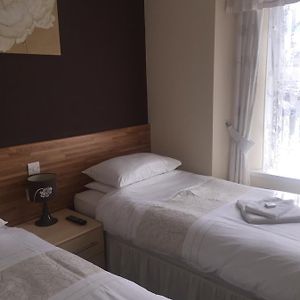 Zimmer mit zwei Einzelbetten